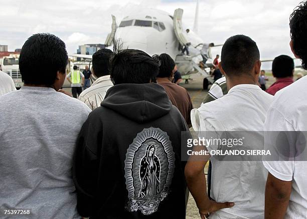 Indocumentados guatemaltecos esperan en la rampa de la Fuerza Aerea Guatemalteca en Ciudad de Guatemala, luego de ser deportados desde Estados...