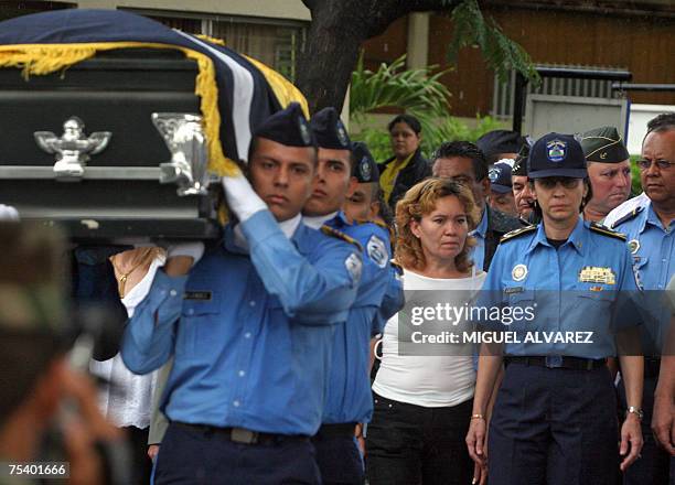 Cadetes de la Policia Nacional cargan el feretro del inspector de la Direccion Anticorrupcion de la Policia de Nicaragua Manuel Obando, junto a su...