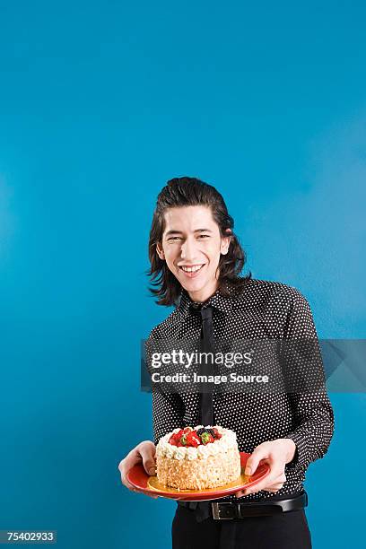hombre joven con una torta - gateaux fotografías e imágenes de stock