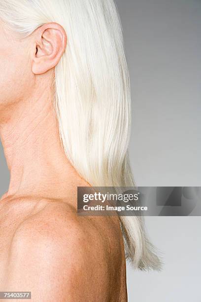 mujer con pelo blanco - persona perfil fotografías e imágenes de stock