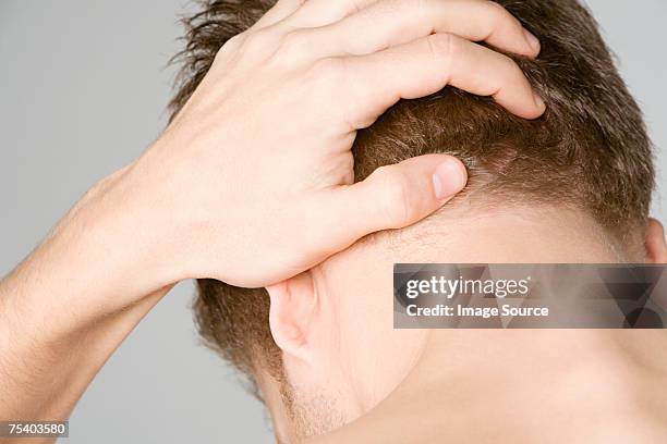 homme avec la main sur la tête - lean head on hands photos et images de collection