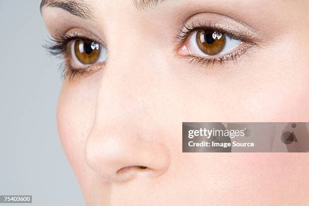 primer plano de ojos de mujer - ojos marrones fotografías e imágenes de stock