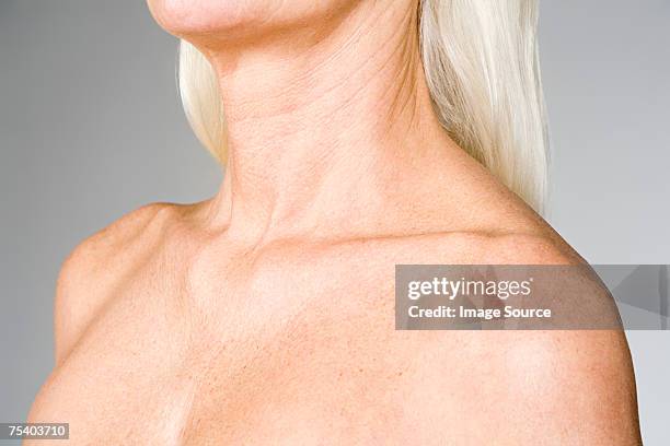 femmina torace e le spalle - clavicola foto e immagini stock