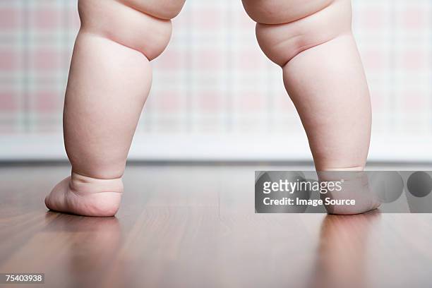 babys las piernas - gordo fotografías e imágenes de stock
