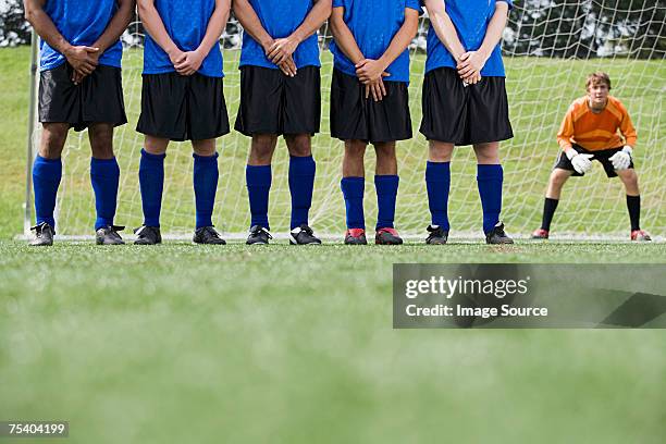 fußballer und torwart - free kick stock-fotos und bilder