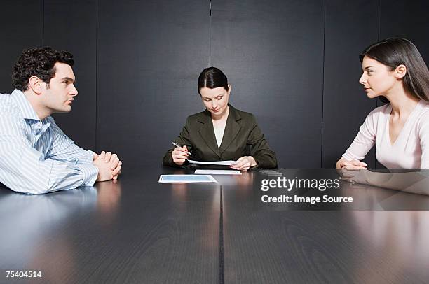 couple divorcing - echtscheiding stockfoto's en -beelden