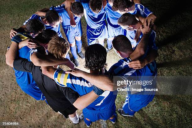 football-team in einer sitzung - team huddle stock-fotos und bilder