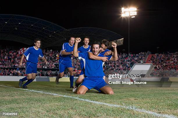 football team celebrating - sports team celebrating stock pictures, royalty-free photos & images
