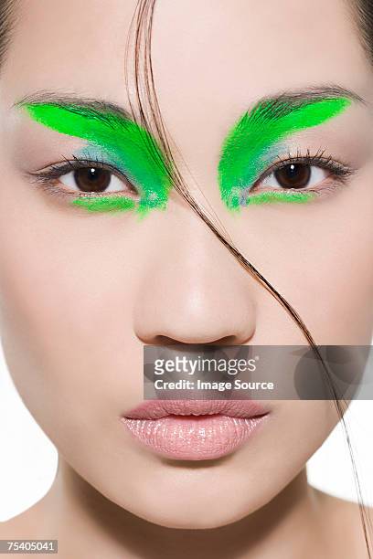 frau mit hellen grünen lidschatten - asian woman model stock-fotos und bilder