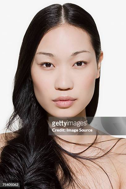 jeune femme avec les cheveux longs - femme face photos et images de collection