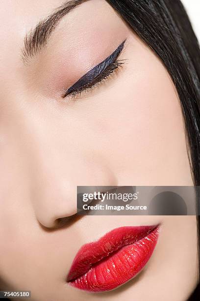 gesicht einer frau mit eyeliner und annatto - kajalschminke stock-fotos und bilder