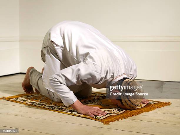 muslimischen mann beten - gebetsteppich stock-fotos und bilder