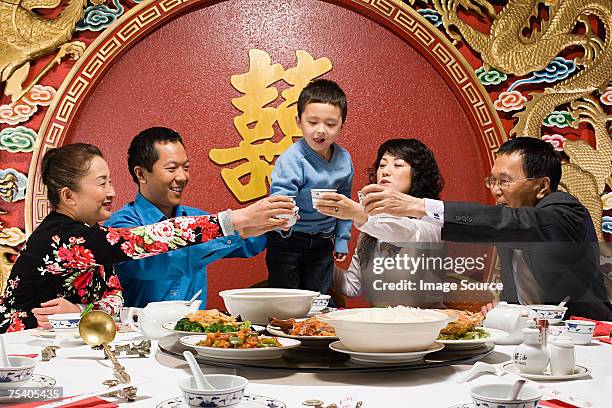 familie entzücken abendessen bei familien- oder klassentreffen - chinese family dinner stock-fotos und bilder