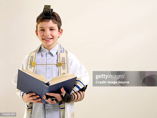 jewish garçon lecture de siddur - téphillin photos et images de collection