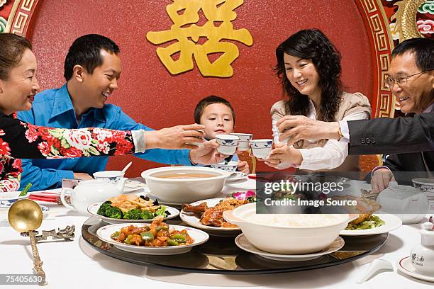 famille portant un toast au dîner de réunion - chinese restaurant photos et images de collection