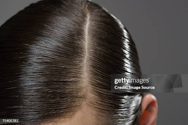 gros plan des cheveux gelled - raie des cheveux photos et images de collection