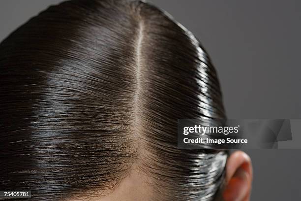 close up of gelled hair - hair parting stockfoto's en -beelden