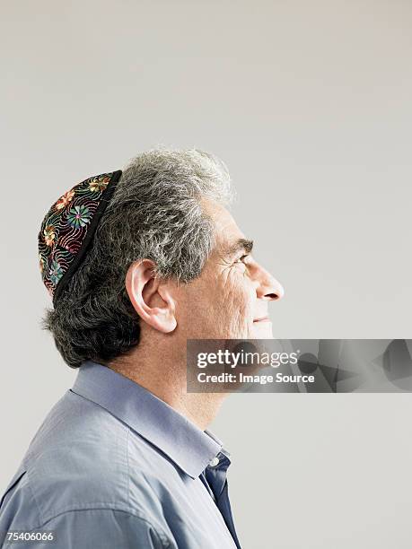 hombre usando un kippah judía - jewish man fotografías e imágenes de stock