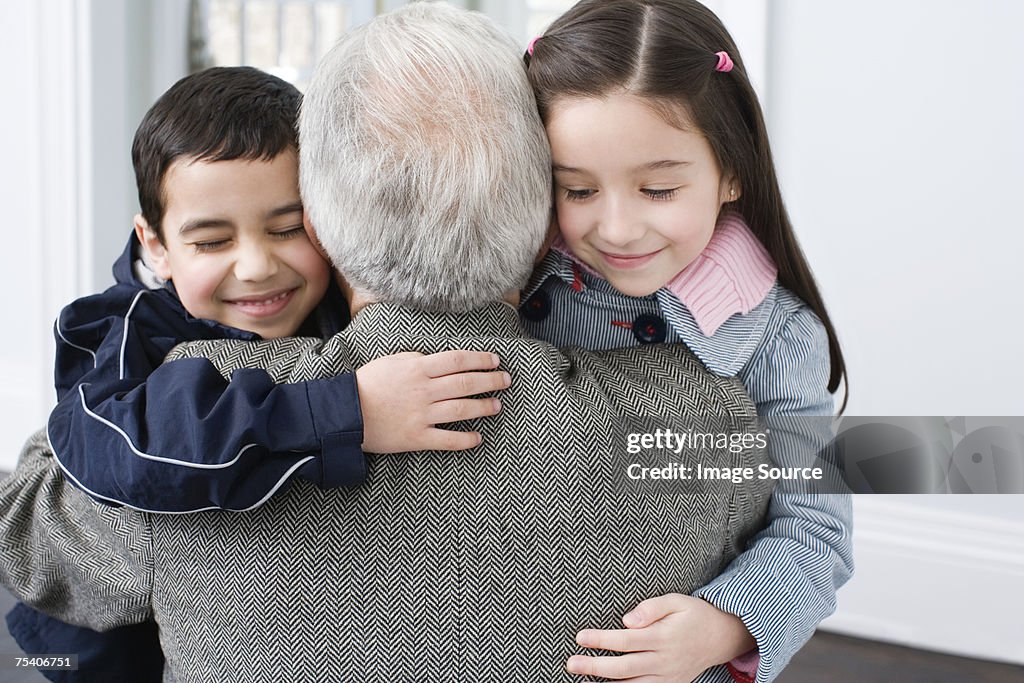 Frère et Soeur embrassant grand-père