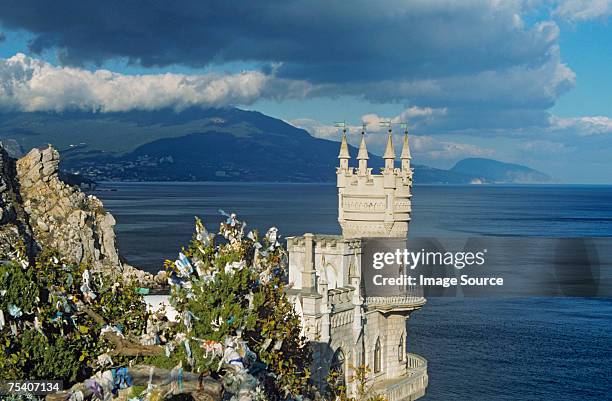 swallow's nest castle crimea - krim stockfoto's en -beelden