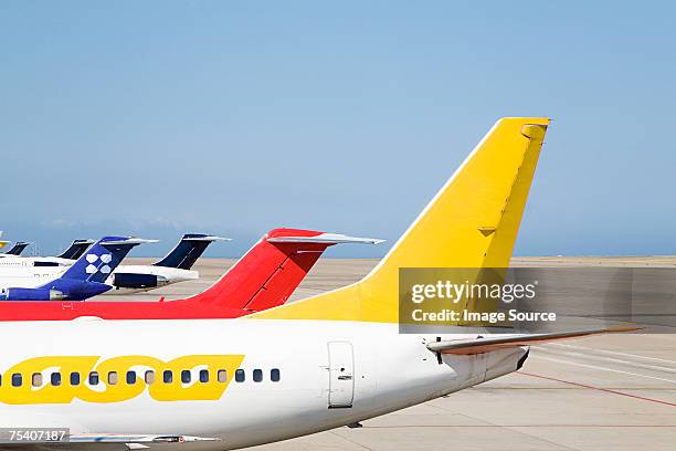 tail fin of an aeroplane - airplane tail fotografías e imágenes de stock