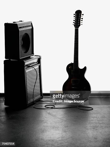 amplifier and electric guitar - amplificateur photos et images de collection