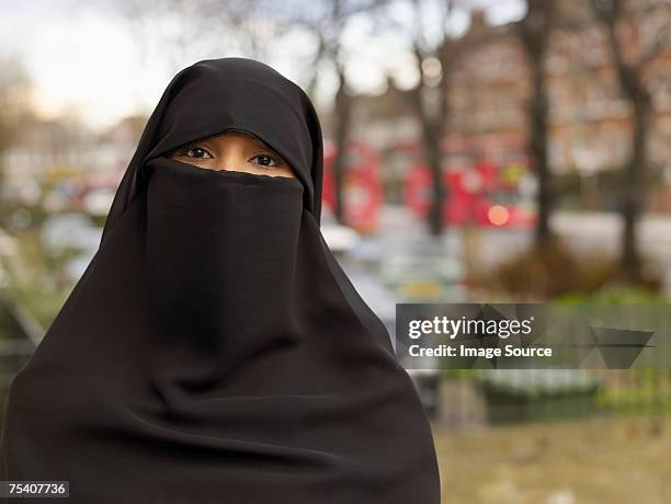 woman wearing hijab - niqab stockfoto's en -beelden