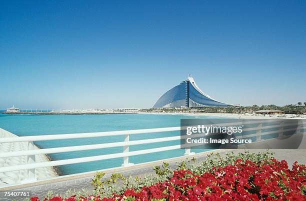 jumeirah beach and hotel dubai - hotel jumeirah beach fotografías e imágenes de stock