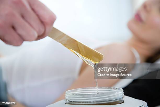 hot wax treatment - beauty treatment stockfoto's en -beelden