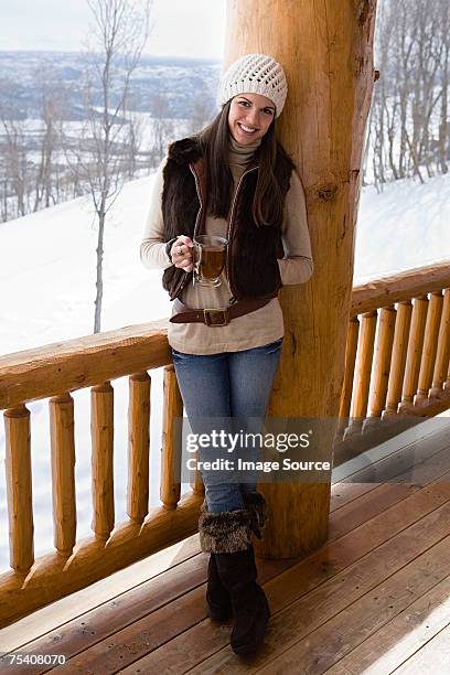 joven mujer con taza de té - botas de après ski fotografías e imágenes de stock
