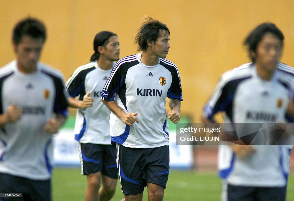 Japanese striker Naohiro Takahara (C) ru...