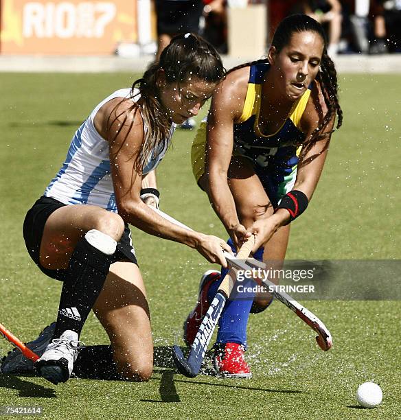 Rio de Janeiro, BRAZIL: Mariana Gonzalez of Argentina vies for the ball with Tatiana Machado of Brazil during their field hockey match at 15 July...