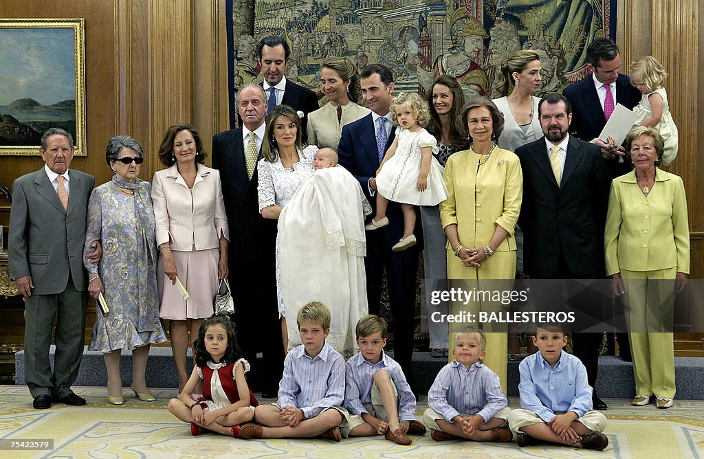 Princess Letizia (5th L) and Prince Feli...