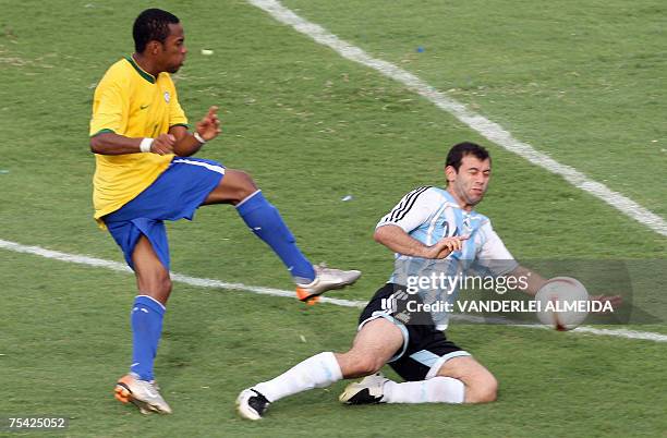Brazil's footballer Robinho kicks the ball next to Argentine's Javier Mascherano during their Copa America Venezuela-2007 final match, 15 July, 2007...