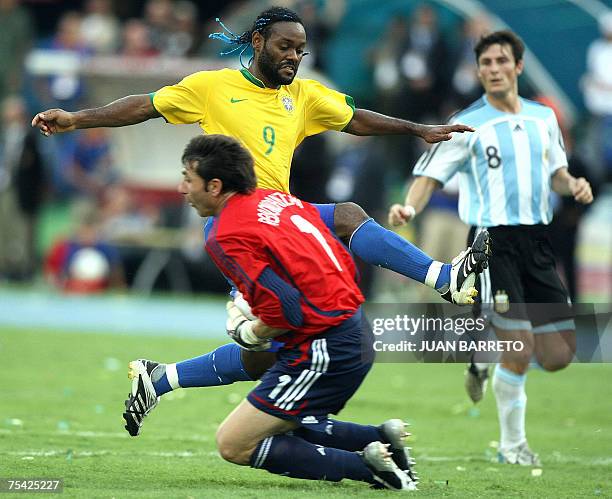 Argentine goalkeeper Roberto Abbondanzieri catches the ball next to Brazilian forward Vagner Love and Javier Zanetti during the final match of Copa...