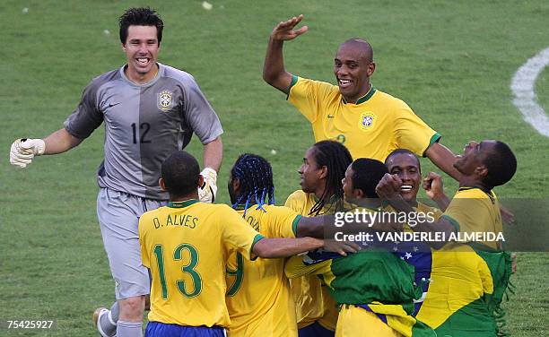 Brazil's players celebrate after the end of the final match against Argentina for Copa America Venezuela 2007, 15 July 2007 at the Pachencho Romero...