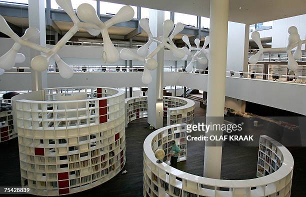 Amsterdam, NETHERLANDS: TO GO WITH AFP PHOTO BY GERALD DE HEMPTINNE Picture shows the interior of the OBA library in Amsterdam, 03 July 2007. AFP...