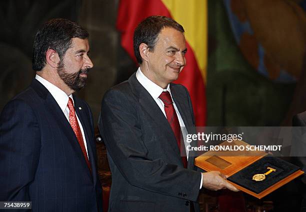 El rector de la Universidad Autonoma de Mexico Juan Ramon de la Fuente , acompana al presidente del gobierno espanol, Jose Luis Rodriguez Zapatero,...