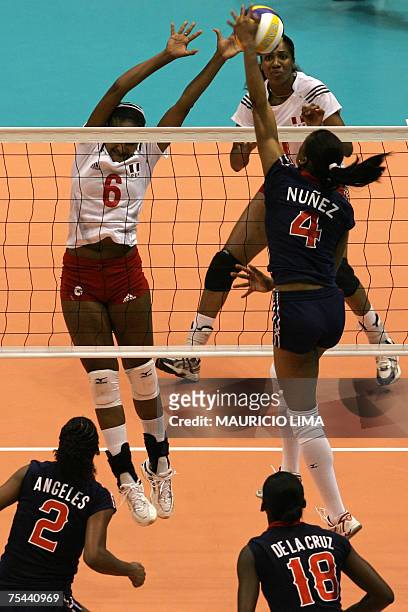 Rio de Janeiro, BRAZIL: Dominican Sidarka Nunez spikes the ball against Peru's Jessenia Uceda during their XV Rio 2007 Pan American Games volleyball...