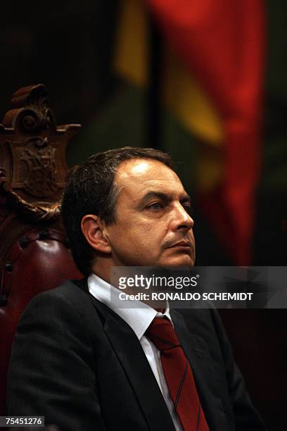 El presidente del gobierno espanol, Jose Luis Rodriguez Zapatero, escucha un discurso en un evento donde le fue entregada la medalla Isidro Fabela de...
