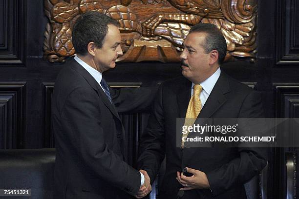 El presidente del gobierno espanol Jose Luis Rodriguez Zapatero saluda al presidente de la mesa directiva de la camara de senadores de Mexico, Manlio...