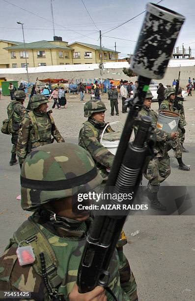 Policias antimotines son desplegados en las calles de El Alto a 10 Km. De La Paz durante una marcha minera de protesta el 17 de julio de 2007. Los...