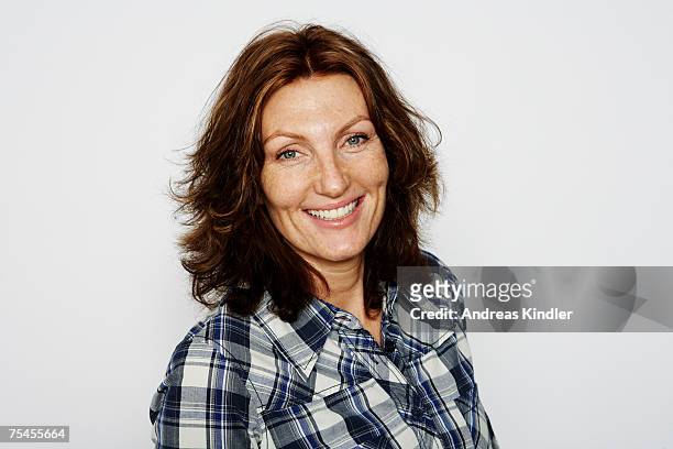 portrait of a smiling middle-aged woman. - oberkörper happy sommersprossen stock-fotos und bilder