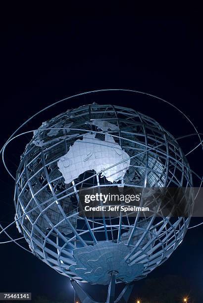 usa, new york, new york city, queens, flushing meadows corona park, the unisphere at night, low angle view - flushing queens stockfoto's en -beelden