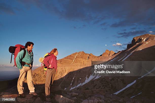 couple hiking in great basin national park, nevada, usa. - great basin photos et images de collection