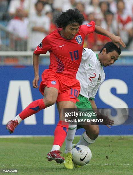 South Korean Lee Chun-Soo fights for the ball with Indonesian Muhammad Ridwan during the AFC football cup 2007 match between Indonesia and South...