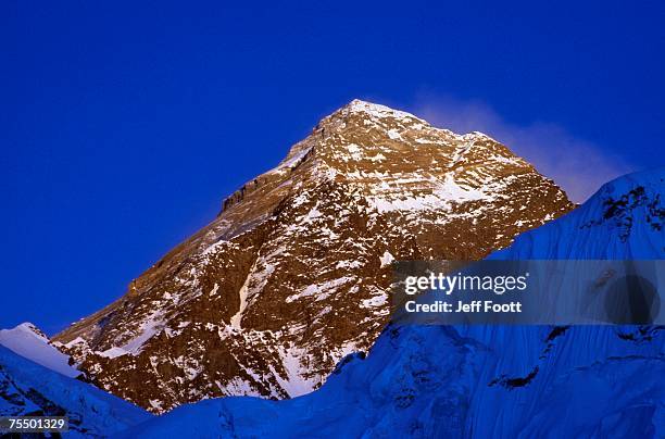 mount everest in evening light. everest-sagamatha national park, nepal 1998 - 1998 stock-fotos und bilder