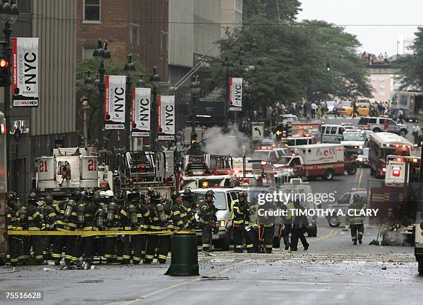 Pipe Exploding Steam 280 Steam Pipe Explosion In New York Stock Photos, High-Res Pictures ...