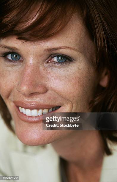 mid adult freckled woman smiling,portrait,close-up - mid adult women photos et images de collection