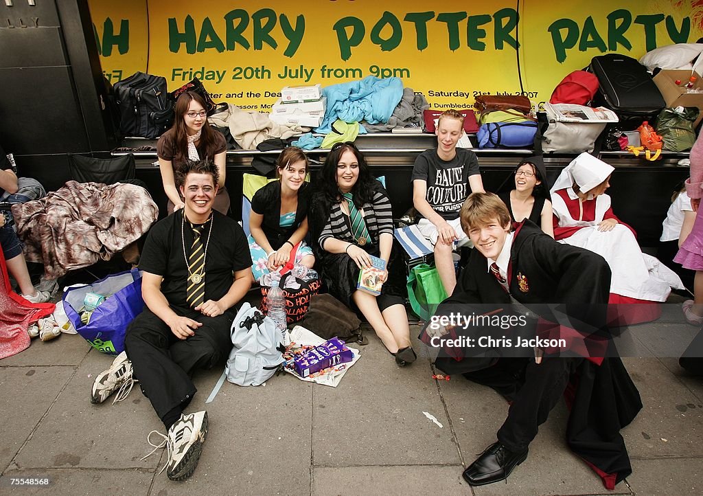 Devotees Queue For Final Harry Potter Book